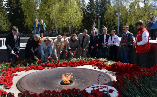 В преддверии 80-летия Победы в Великой Отечественной войне на Монументе Славы почтили память героев 
